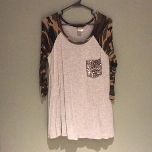 3/4 camo sleeve top